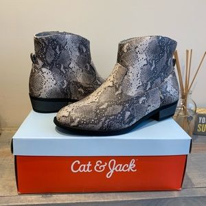 Cat & Jack bootie size 5.